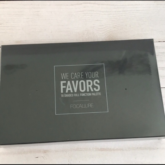 FOCALLURE |FOCALLURE 18 Color Eyeshadow Palette - 02 NEUTRALS - Picture 6 of 9